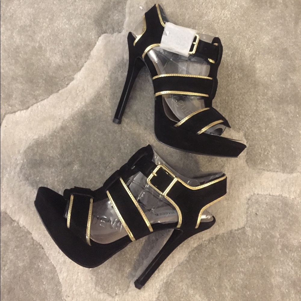 Steve Madden tessyy black, velvet with gold trims